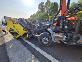 Autómentő és kamion ütközött össze az M7-es autópályán Siófoknál