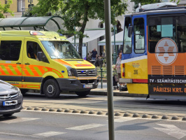 Idős férfi lett rosszul a villamosmegállóban