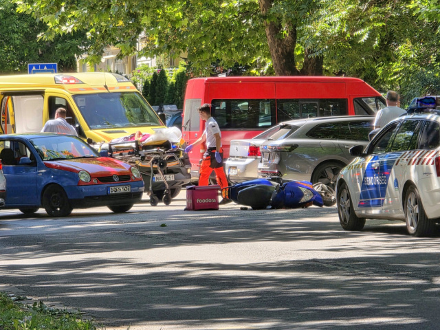 Motoros futár szenvedett balesetet a Népkert soron