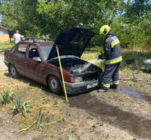 Kigyulladt egy autó motortere Sándorfalván