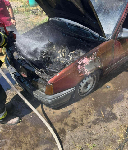 Kigyulladt egy autó motortere Sándorfalván