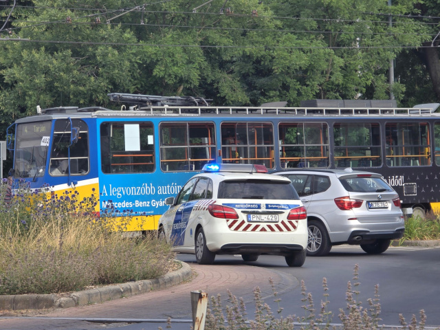 Villamosnak ütközött egy autós a Dugonics téren