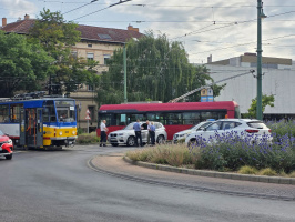 Villamosnak ütközött egy autós a Dugonics téren