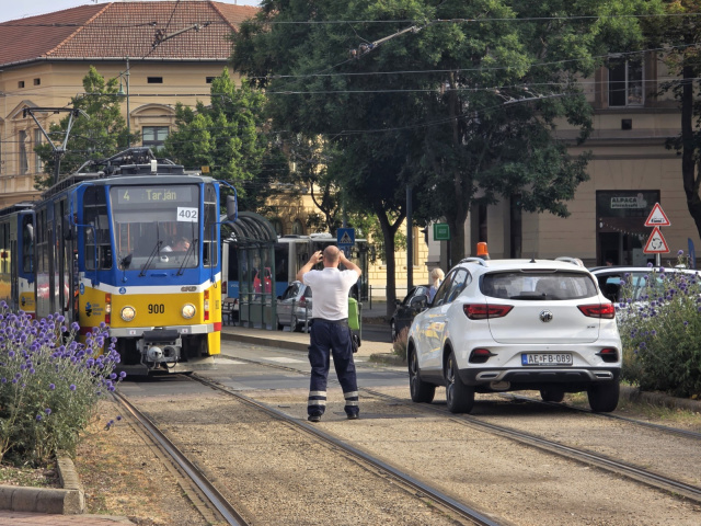 Villamosnak ütközött egy autós a Dugonics téren