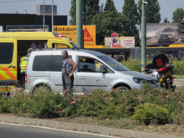 Motoros ütközött autóssal a Kossuth Lajos sugárúti körforgalomban