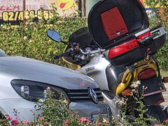 Motoros ütközött autóssal a Kossuth Lajos sugárúti körforgalomban