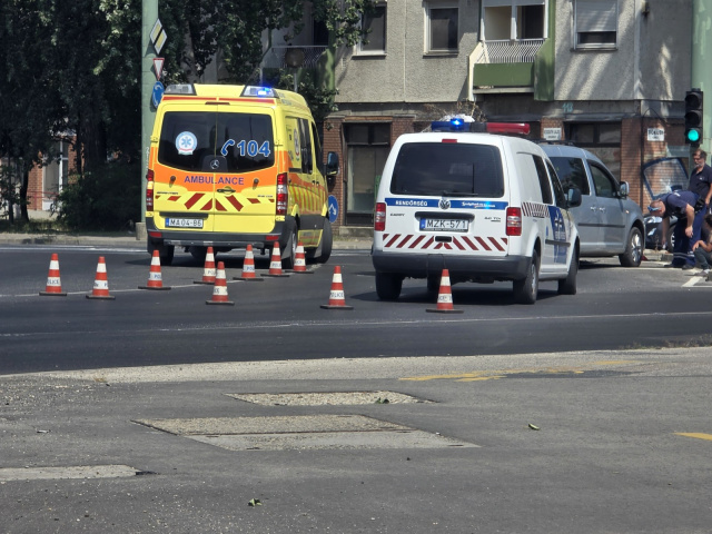 Motoros ütközött autóssal a Kossuth Lajos sugárúti körforgalomban