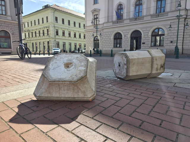 Kidőlt egy oszlop a Klauzál téren