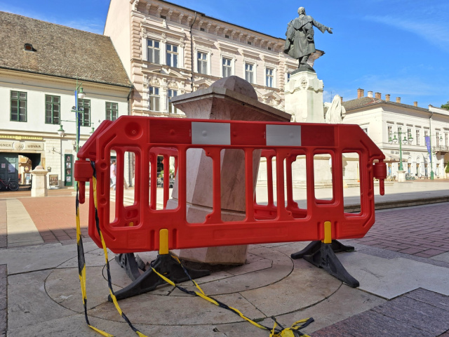 Kidőlt egy oszlop a Klauzál téren