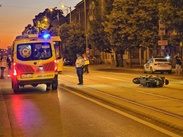 Motoros szenvedett balesetet a Kossuth Lajos sugárúton