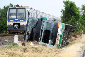 Sokan megsérültek a 442-es úton hajnalban történt buszbalesetben