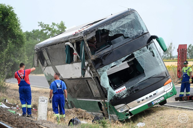 Sokan megsérültek a 442-es úton hajnalban történt buszbalesetben