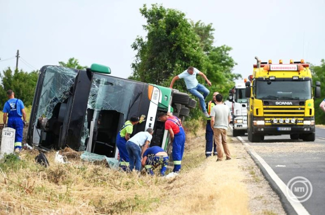 Ukrán busz szenvedett balesetet a 442-es úton