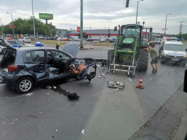 Személyautó és traktor ütközött a Kálvária sugárúton