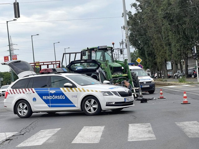 Személyautó és traktor ütközött a Kálvária sugárúton