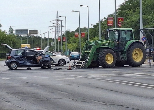 Személyautó és traktor ütközött a Kálvária sugárúton