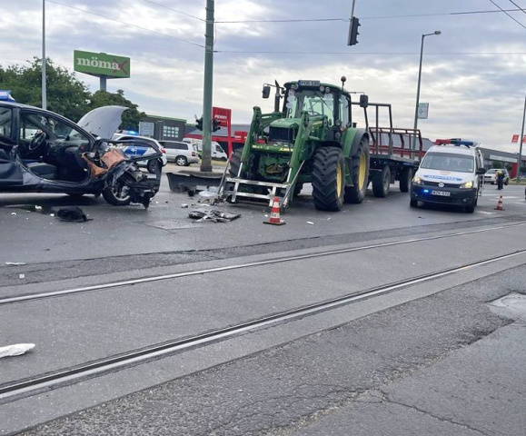 Személyautó és traktor ütközött a Kálvária sugárúton