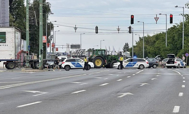 Személyautó és traktor ütközött a Kálvária sugárúton