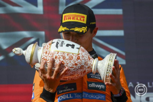 Lando-Norris-dobogó