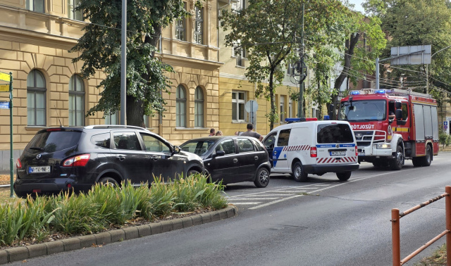 Két személyautó és egy kisteherautó ütközött össze a Petőfi Sándor sugárúton