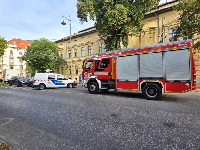 Két személyautó és egy kisteherautó ütközött össze a Petőfi Sándor sugárúton
