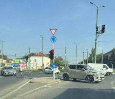 Két autó ütközött a Kossuth Lajos sugárúti körforgalomban