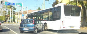 Busz, teherautó és személyautó ütközött a Brüsszeli körúton