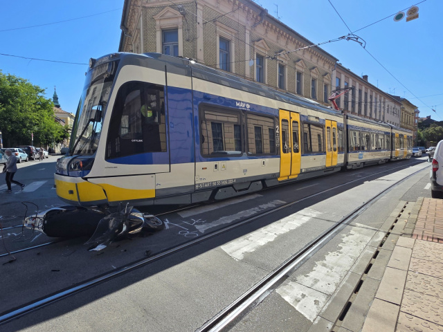Motoros ütközött Tram-train-el a Zrínyi utcában