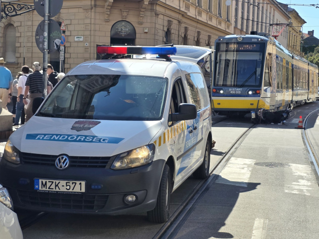 Motoros ütközött Tram-train-el a Zrínyi utcában