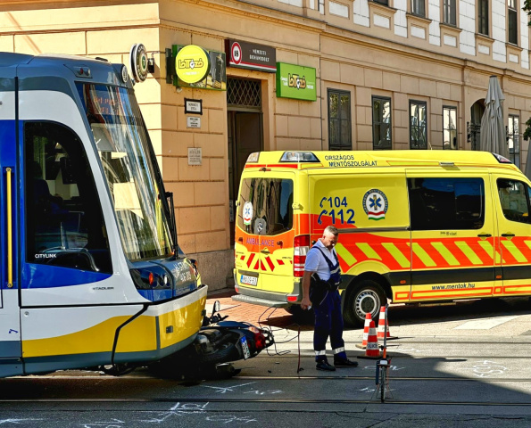 Motoros ütközött Tram-train-el a Zrínyi utcában