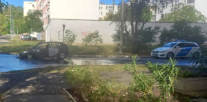 Kigyulladt egy autó a Vedres utcában