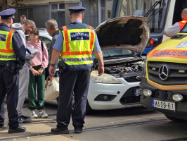 Tram-train ütközött személyautóval a Kossuth Lajos sugárúton