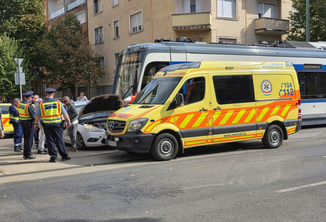Tram-train ütközött személyautóval a Kossuth Lajos sugárúton