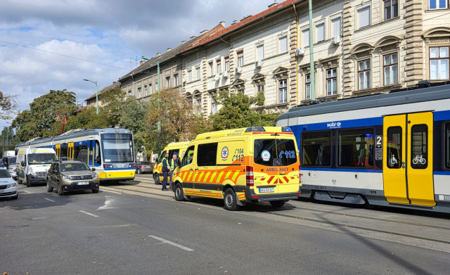 Tram-train ütközött személyautóval a Kossuth Lajos sugárúton