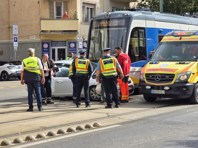 Tram-train ütközött személyautóval a Kossuth Lajos sugárúton