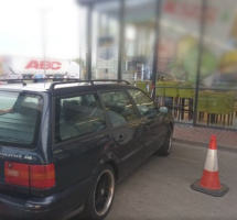 Benzinkút-shopjának-gurult-egy-Vw