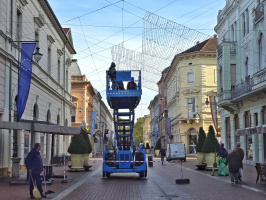 Felhelyezik a téli díszeket a Kárász utcán