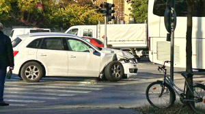 Volánbusz ütközött személyautóval a Kossuth Lajos sugárúton