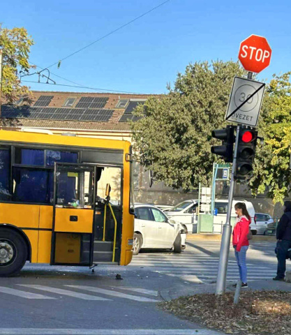 Volánbusz ütközött személyautóval a Kossuth Lajos sugárúton