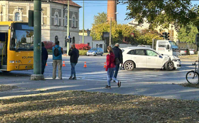 Volánbusz ütközött személyautóval a Kossuth Lajos sugárúton