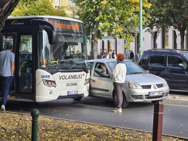 Volánbusz ütközött személyautóval a Tisza Lajos körúton