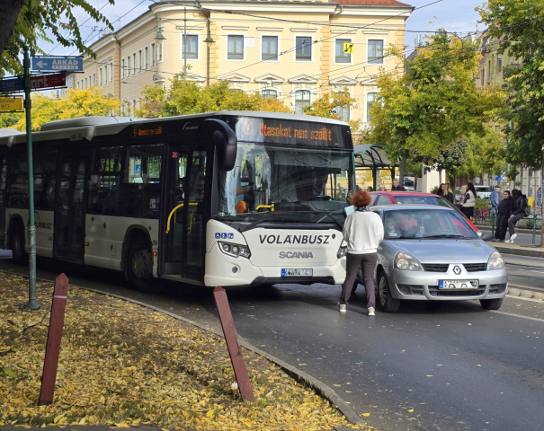Volánbusz ütközött személyautóval a Tisza Lajos körúton