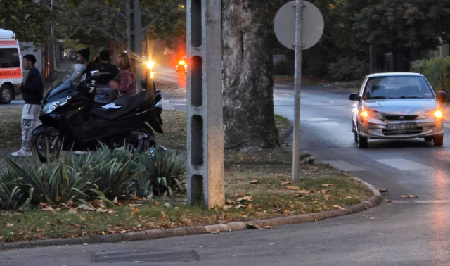 Motoros és személyautó ütközött a Rákóczi utcában