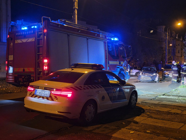 Két személyautó ütközött a Damjanich utcában Szegeden