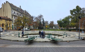 Megkezdték a Dugonics téri szökőkút téliesítését