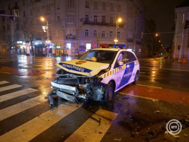 Taxival ütközött egy rendőrautó a Szent István körúton