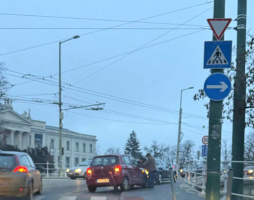 Koccanás a Belvárosi híd szegedi hídfőjénél