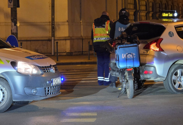 Taxi és futár ütközött az Anna kútnál