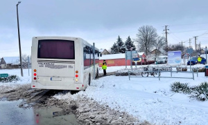 Volánbusz csúszott árokba Algyőnél
