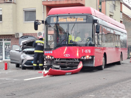 Trolival ütközött egy személyautó a Bakay Nándor utcában Szegeden